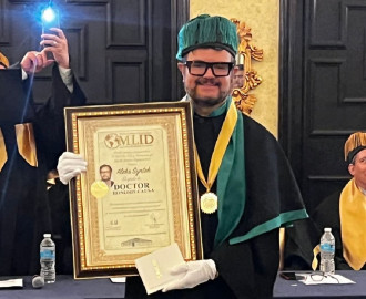 Aleks Sintek recibe grado de doctor Honoris Causa 