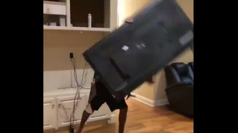 Fanático destroza pantalla tras derrota de los Warriors