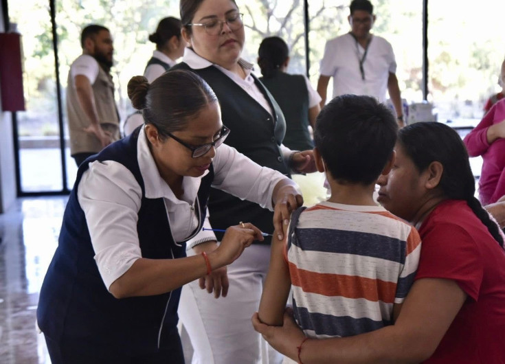 Asisten a vacunarse al Centro de Convenciones