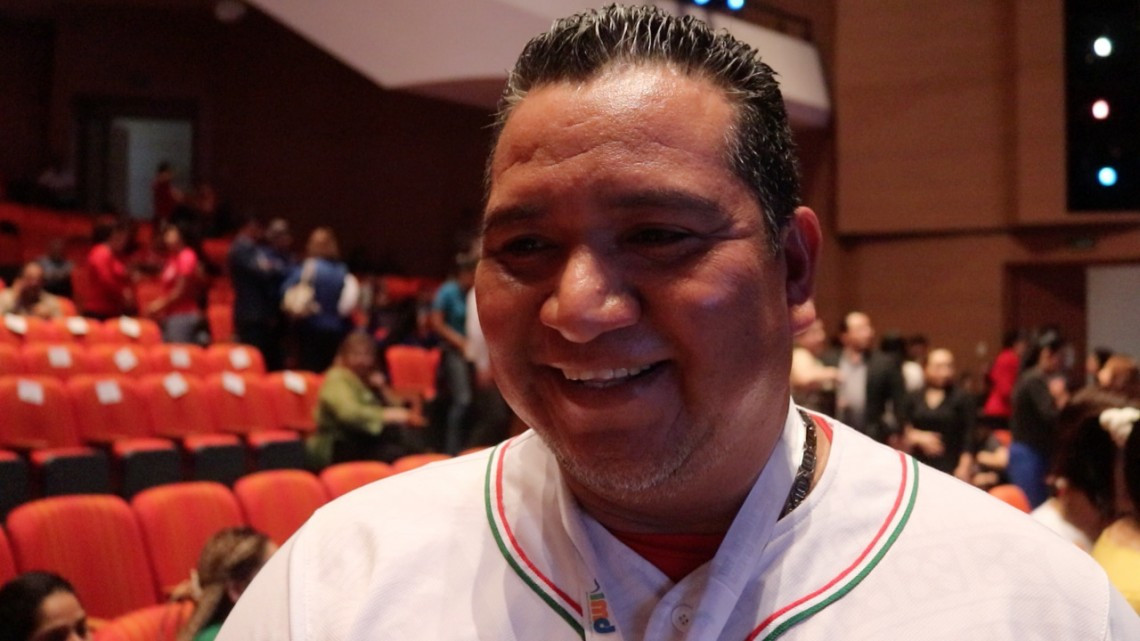 Incluye Maki Ortiz a deportistas en programa de becas