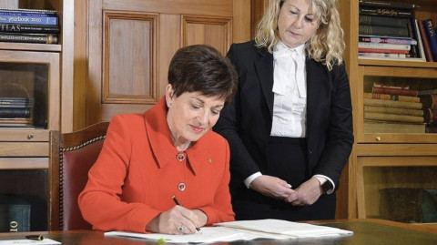 Aprueba Nueva Zelanda ley para prohibir armas 