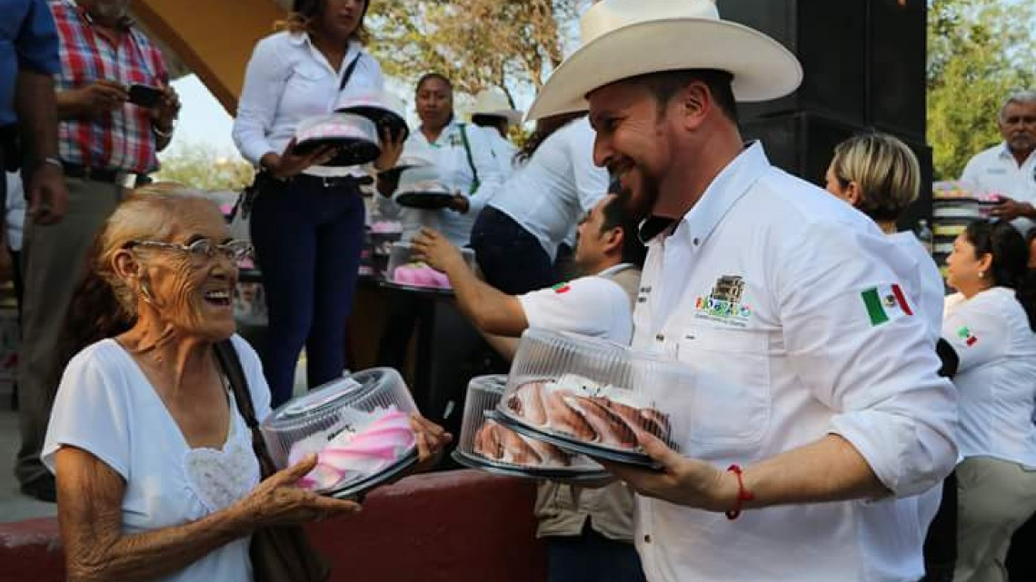 Ayuntamiento realizó festejo por el "Día de las madres"