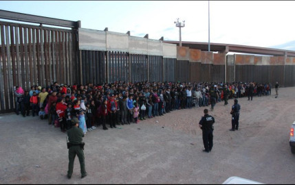 Patrulla Fronteriza de Texas, rompe récord mensual de detención de migrantes