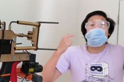 Youtuber crea pistola que dispara cubrebocas