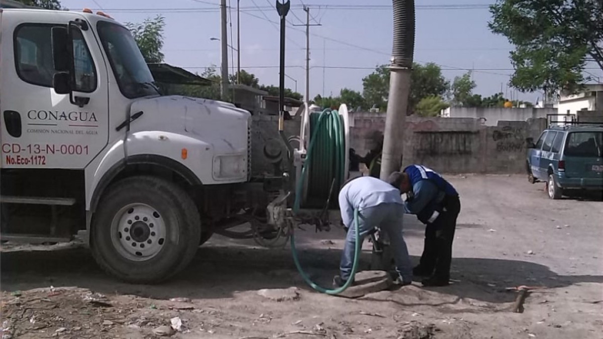 Piedras y grasa en alcantarillas de Los Almendros