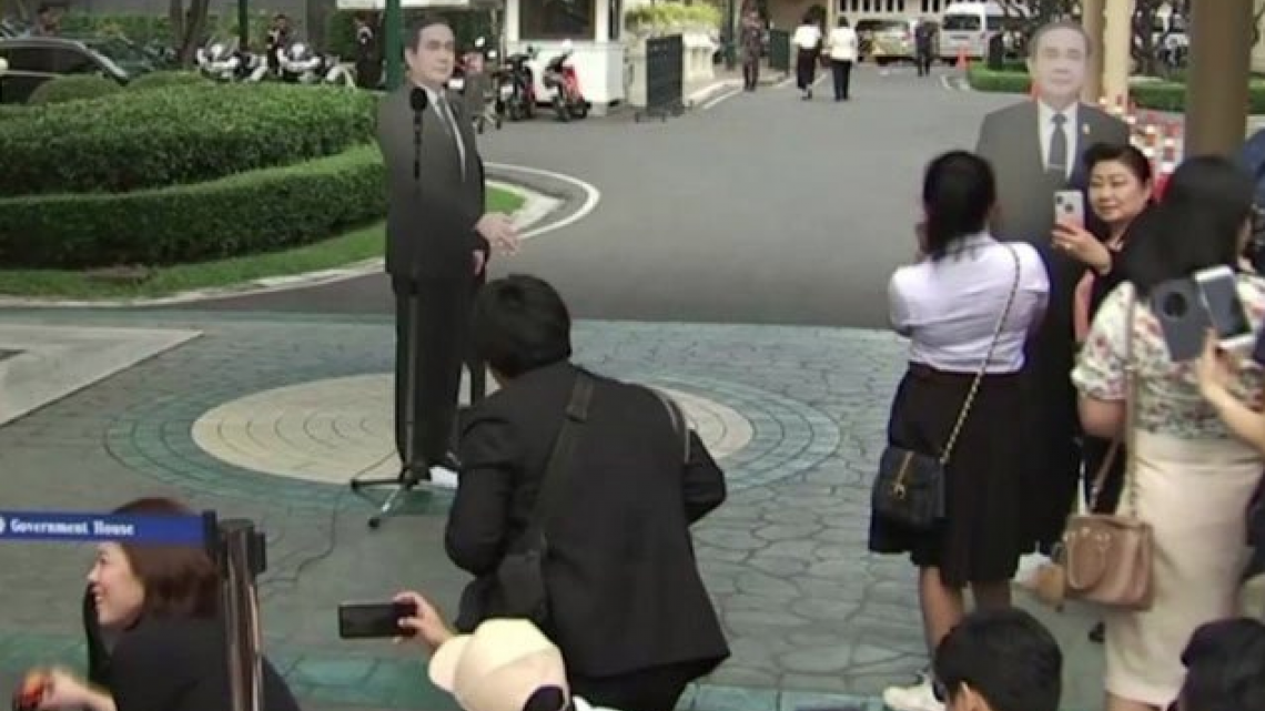 Primer ministro de Tailandia evade a prensa con figura de cartón