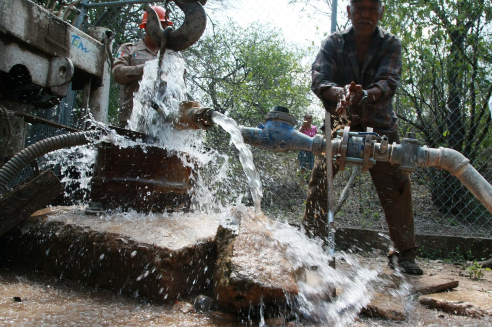 Rehabilitan Municipio y Estado, pozos de agua en ejidos de Victoria 