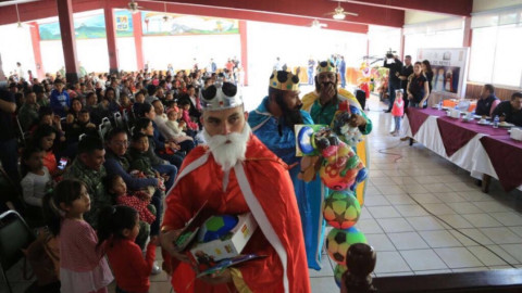 Celebran a hijos de elementos del ejército el Día de Reyes