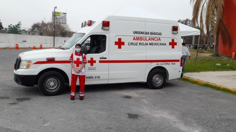 Durante vacunación, asisten a adultos mayores con síntomas secundarios por enfermedades y calor