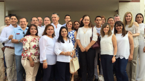 Jesús Nader asiste a misa en su primer día de campaña