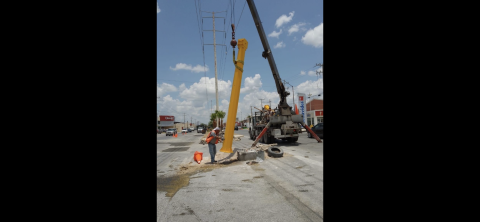 Realizan cambio del control eléctrico de semáforo en bulevar Hidalgo de Reynosa