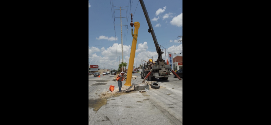 Realizan cambio del control eléctrico de semáforo en bulevar Hidalgo de Reynosa