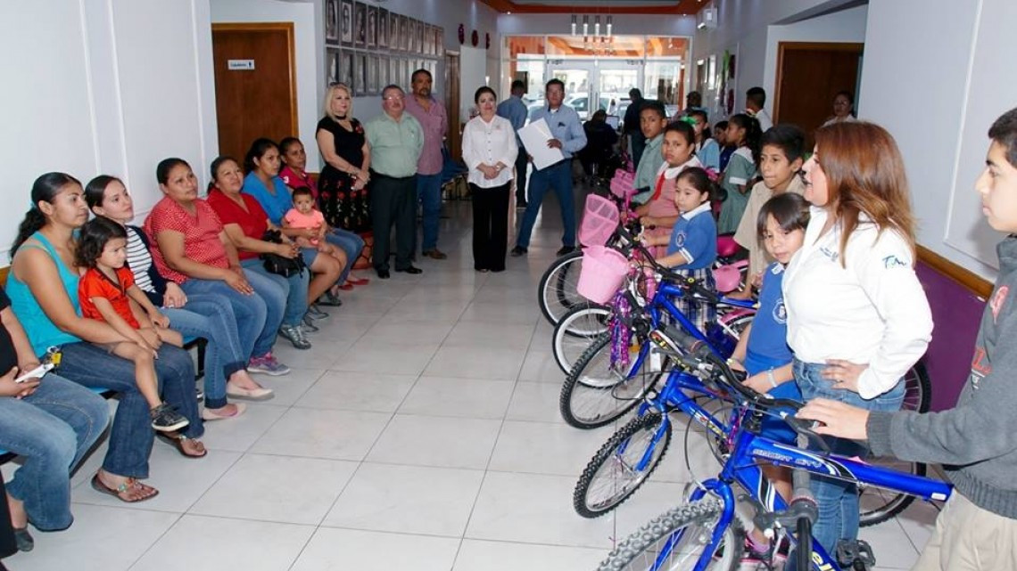 Entregan bicicletas a alumnos de primaria