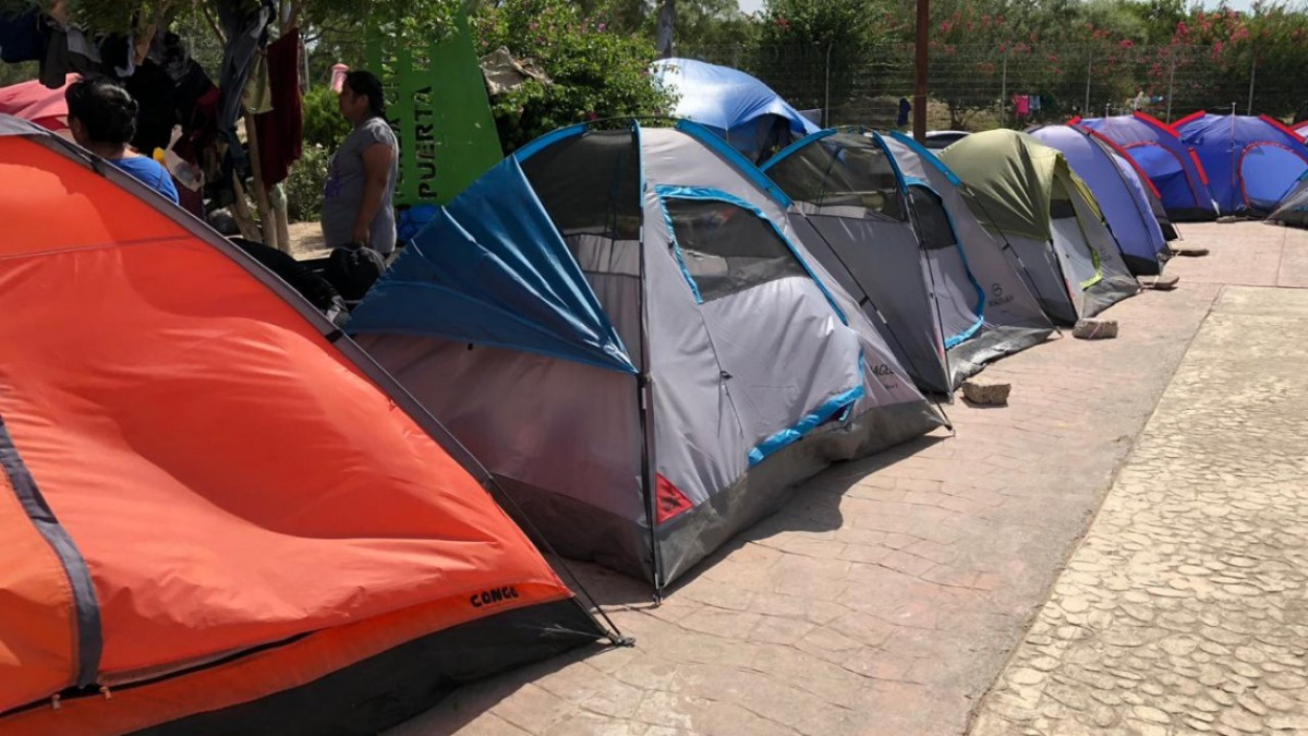 Encabeza Monseñor labor de limpieza en campamento de migrantes