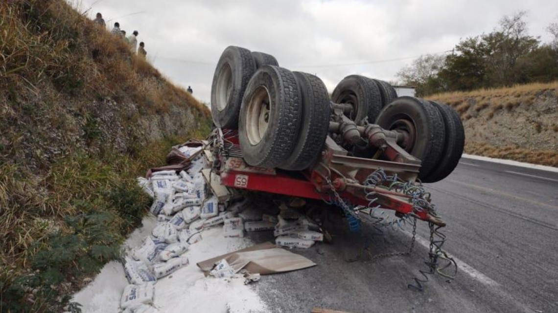 Un menor muerto y 20 lesionados en carreterazo en la Victoria - Monterrey