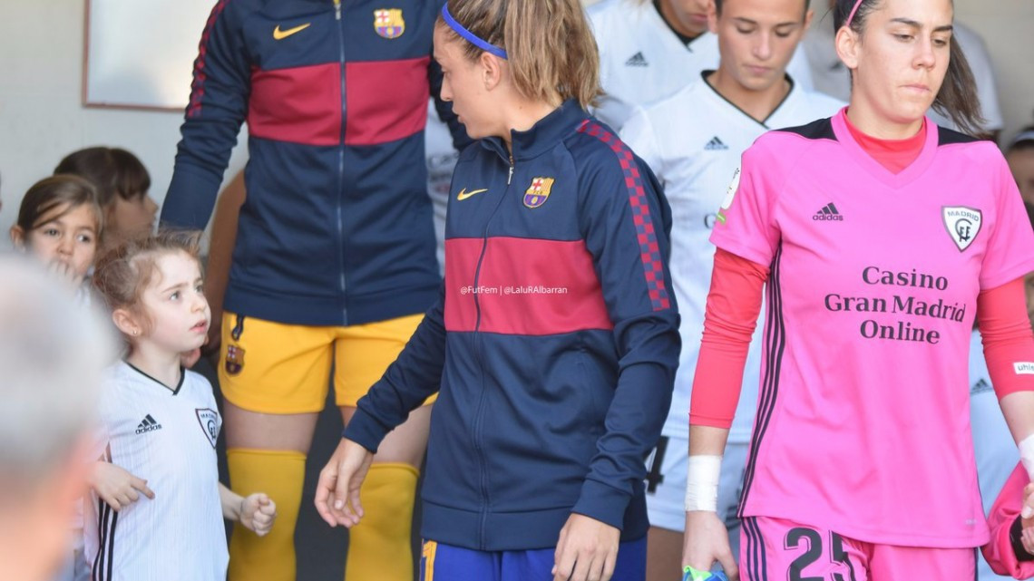 Niña del Real Madrid llora desconsoladamente por acompañar a jugadora del Barcelona