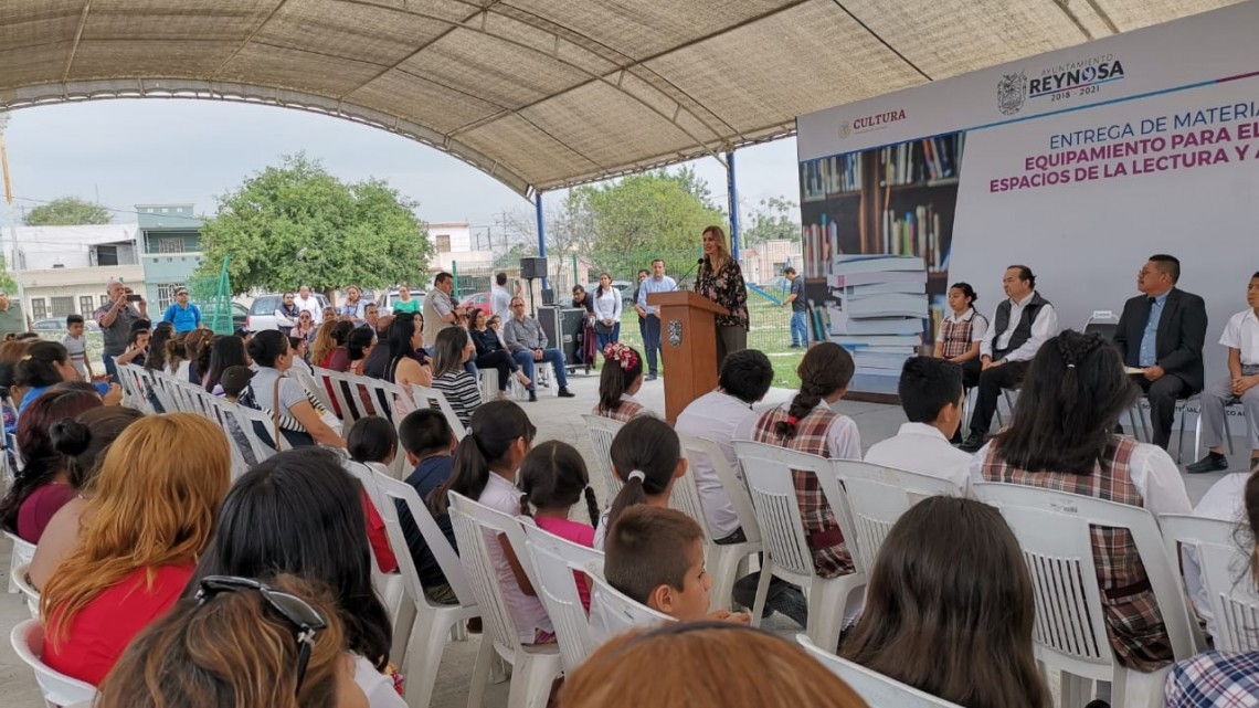 Realiza Ayuntamiento, entrega de material didáctico a Tamul Los Muros