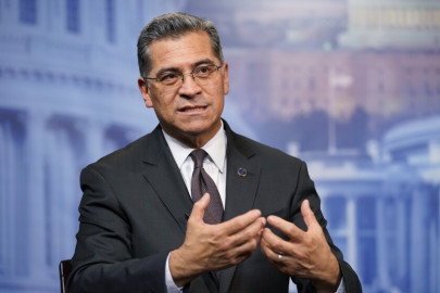 Secretario de Salud de EU, Xavier Becerra, da positivo a Covid-19 