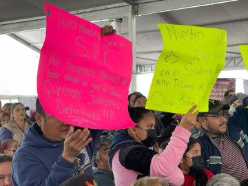 Padres de familia protestan y exigen maestros en escuela Club Rotario 76