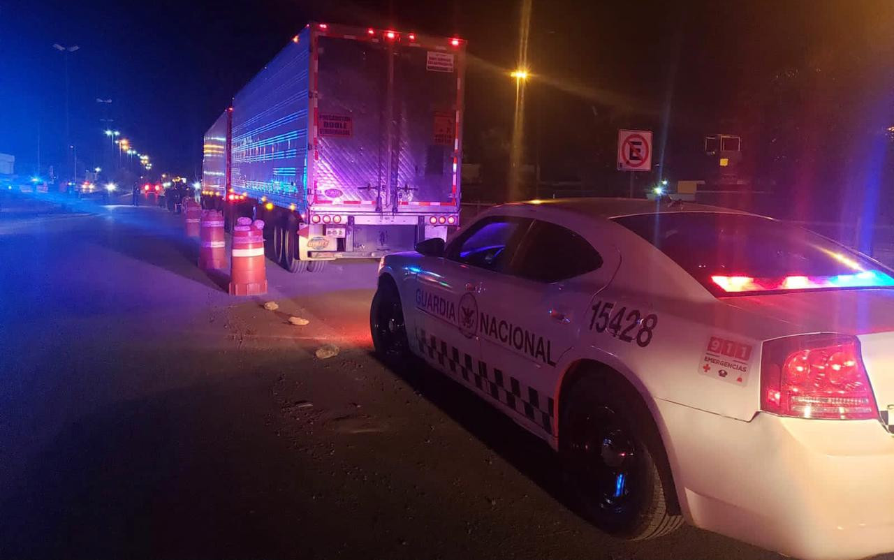 Asegura la Guardia Nacional a 800 migrantes que eran transportados en cajas de 3 tráilers