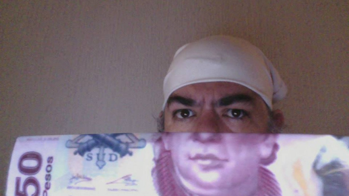 Antonio, el hombre de la máscara de billetes