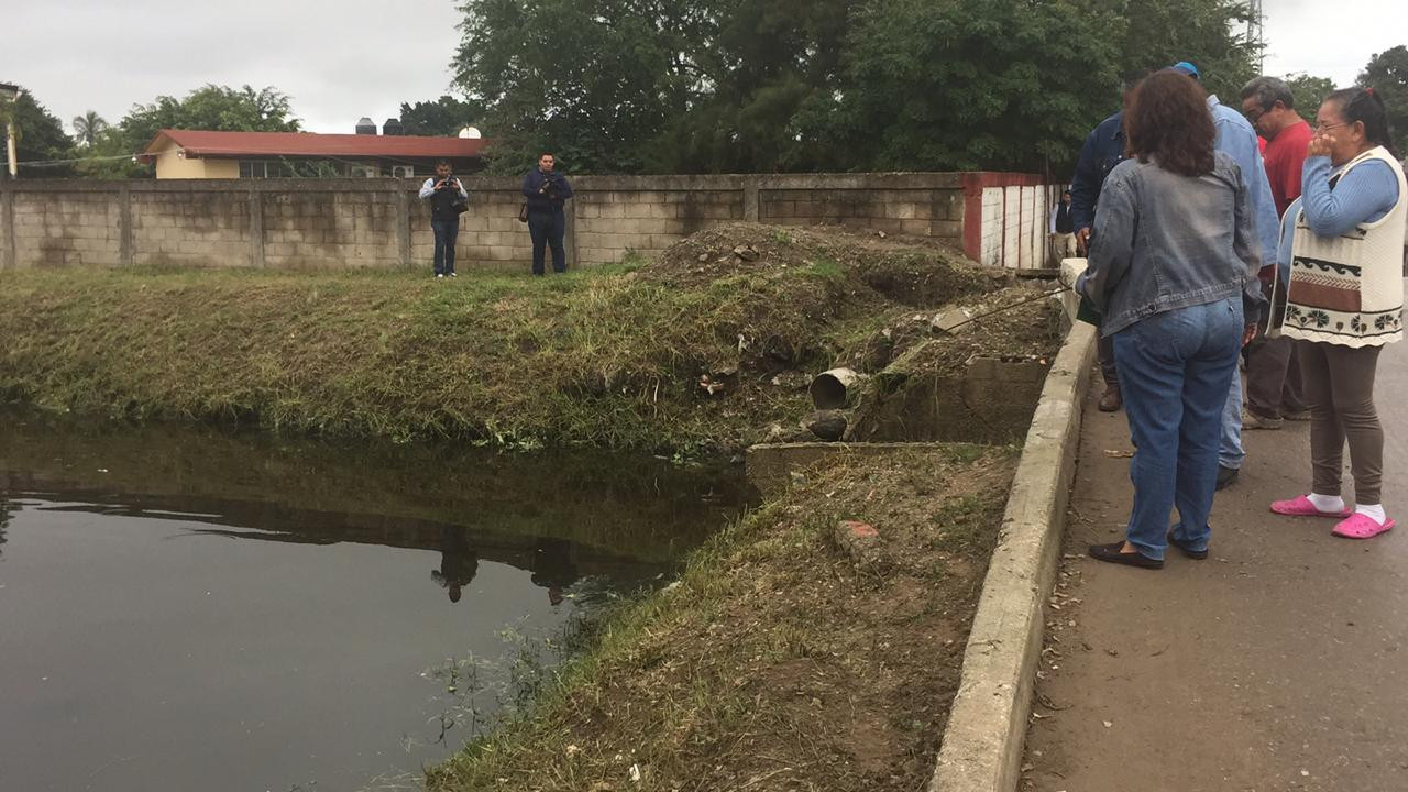 Piden colonos de la Emiliano Zapata banqueta con pasamanos en peligroso puente