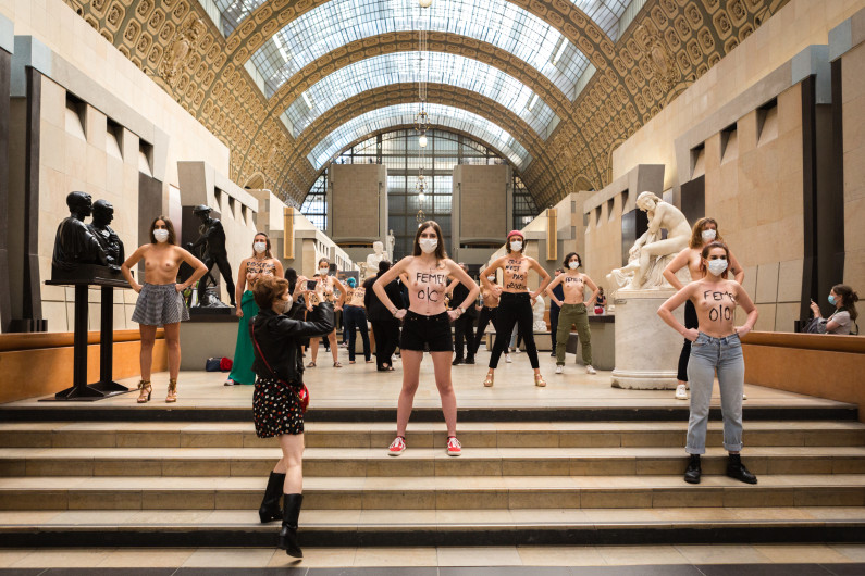 Mujeres protestan en Museo de Orsay por negar entrada a una joven con vestido escotado