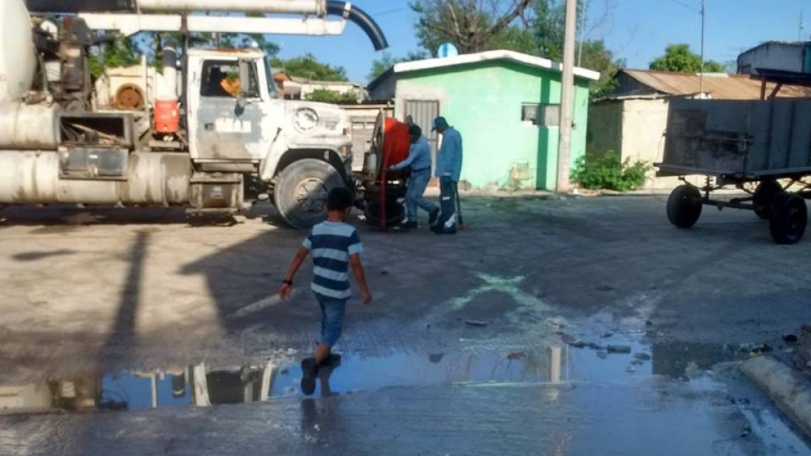 Comapa trabaja con equipo vactor