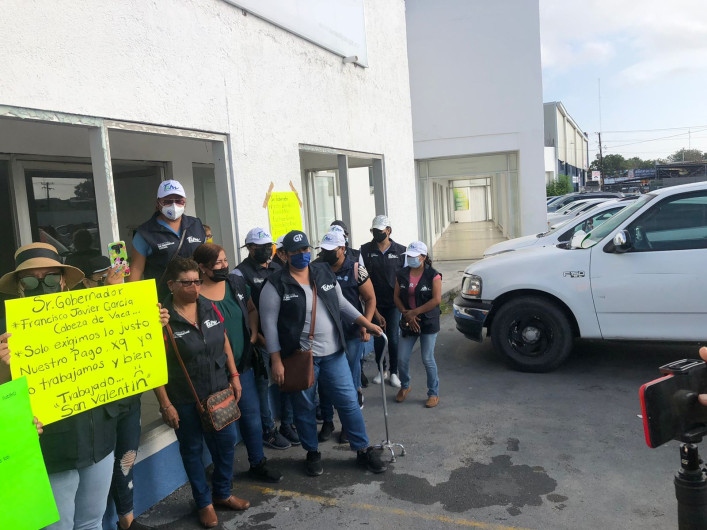 Protestan ex empleadas del CEABE por falta de pago previo a baja