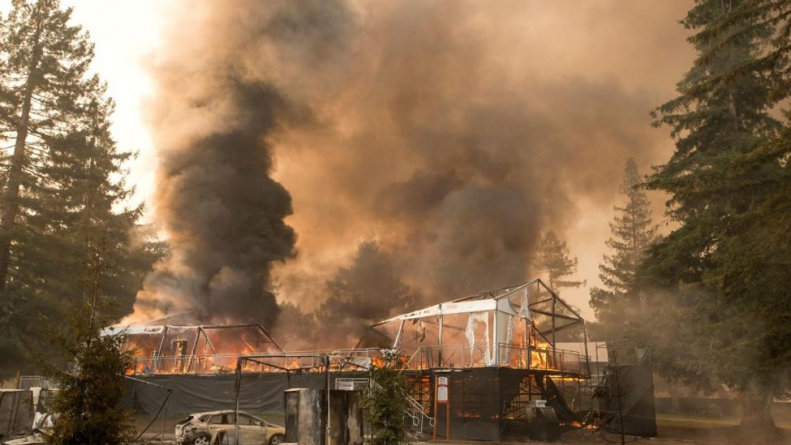 Evacuan a 20 mil civiles al norte de California por incendios 