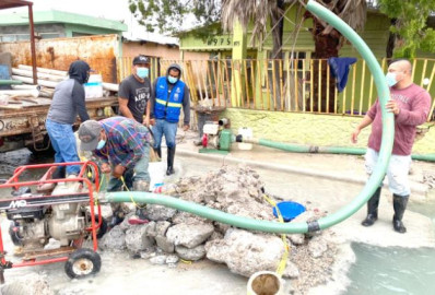 Fuga de agua es atendida por personal de COMAPA
