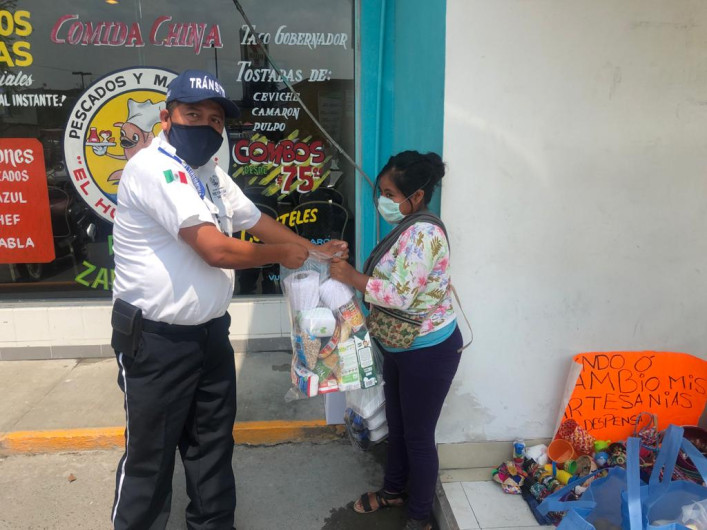 Ayuda Tránsito Municipal a mujer con alimento y despensa