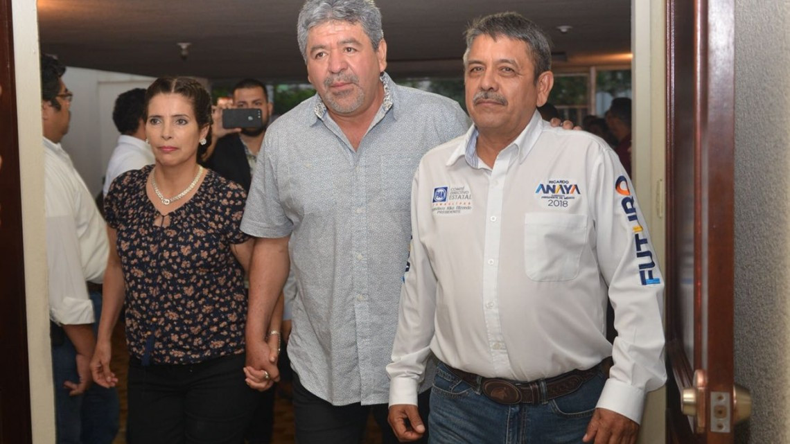 Recibe “Xico” constancia para competir por Victoria