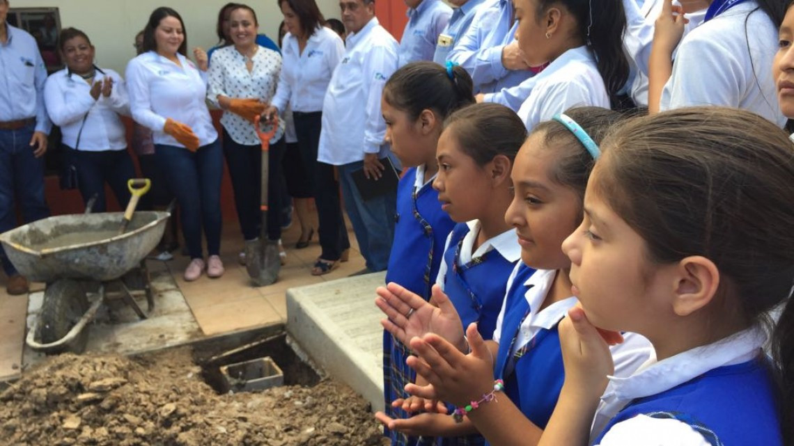 Constructoras acosan a directores de escuelas