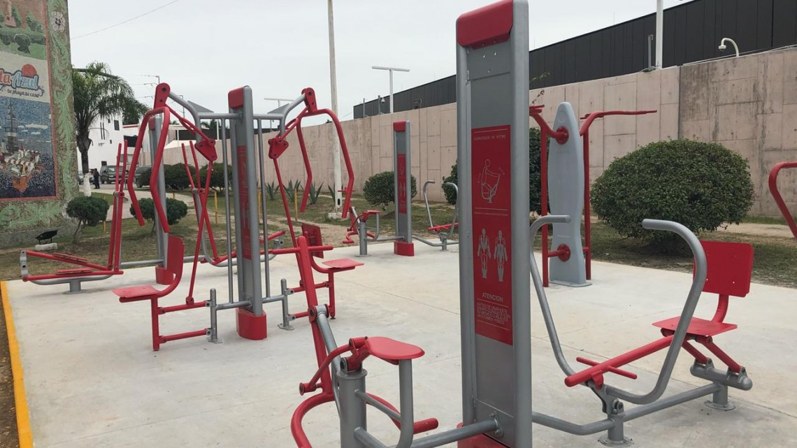 Inauguran aparatos deportivos y alumbrado público en el parque Olímpico