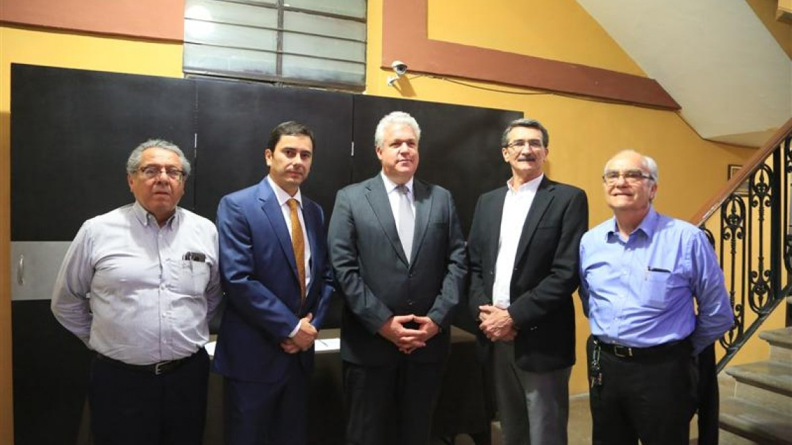 Embajador de Ecuador imparte conferencia en Colegio de Tamaulipas