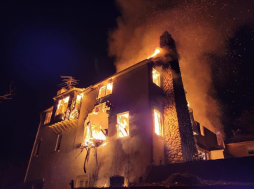 Incendia su casa para acabar con plaga de serpientes; sobreviven