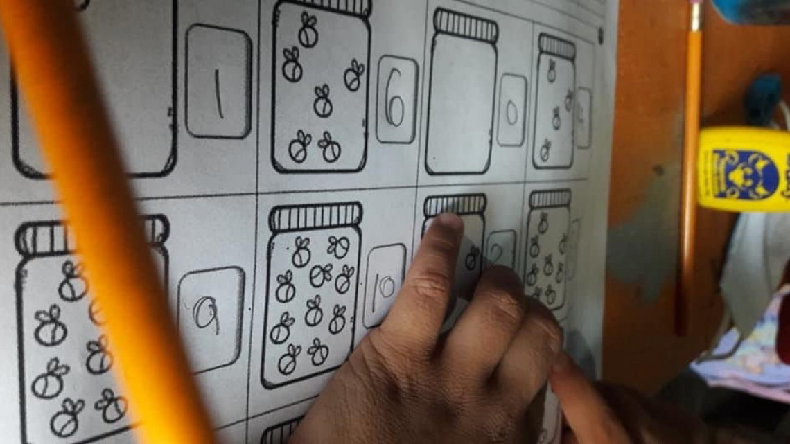 Adaptan su casa como escuela para combatir rezago por clases virtuales