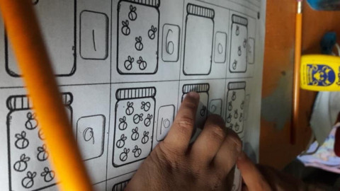 Adaptan su casa como escuela para combatir rezago por clases virtuales