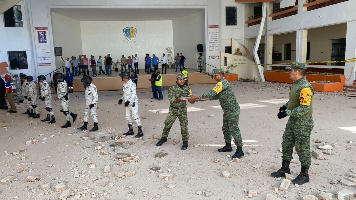 Cae techumbre de escuela y tres mujeres quedan atrapadas
