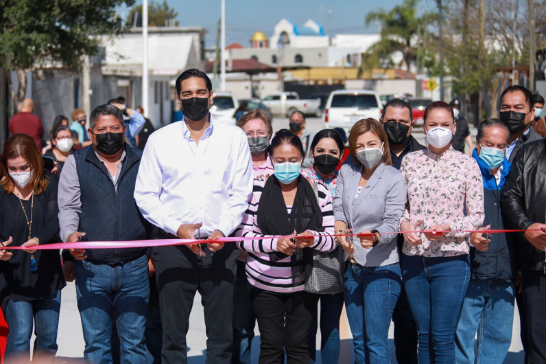 Agradecen habitantes al Presidente Municipal CarlosPeña Ortiz, pavimentación de calles