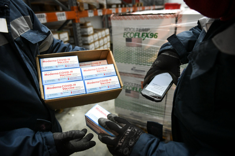 Moderna presiona para aprobación de tercera dosis contra COVID-19