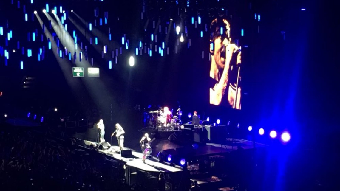 Red Hot Chili Peppers rinde homenaje a héroes del sismo