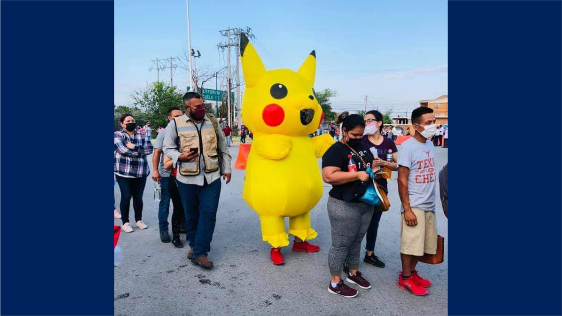 Jornada de 'disfraces' en la vacunación fronteriza 18-39 años