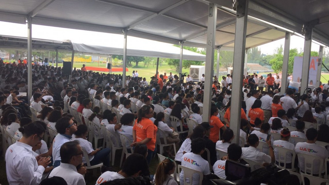 Universitarios cuestionan a gobernador en encuentro estudiantil