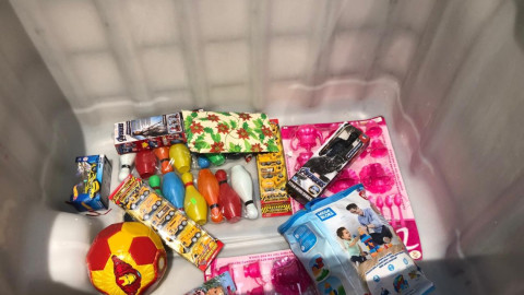 Intercambian cortes de cabello por juguetes para navidad