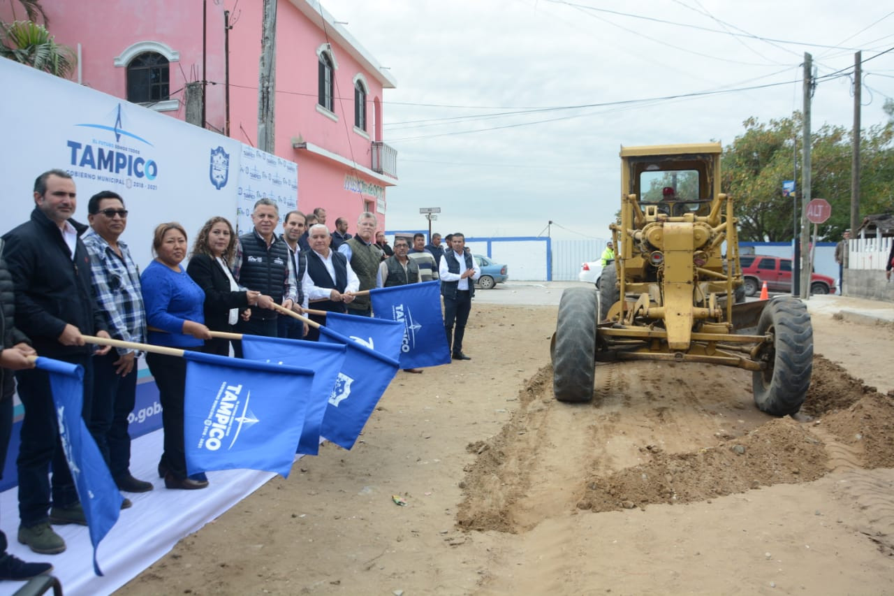 Inicia Chucho Nader nueva obra de pavimentación en la Borreguera