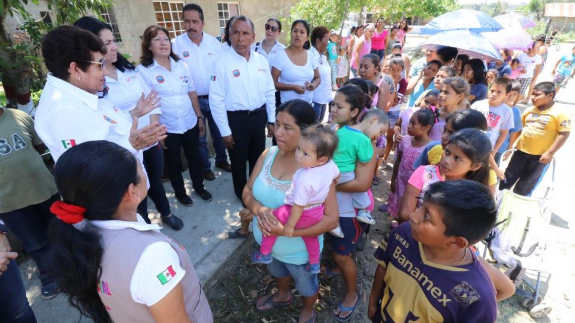 Benefician con ropa, calzado a familias de Tampico