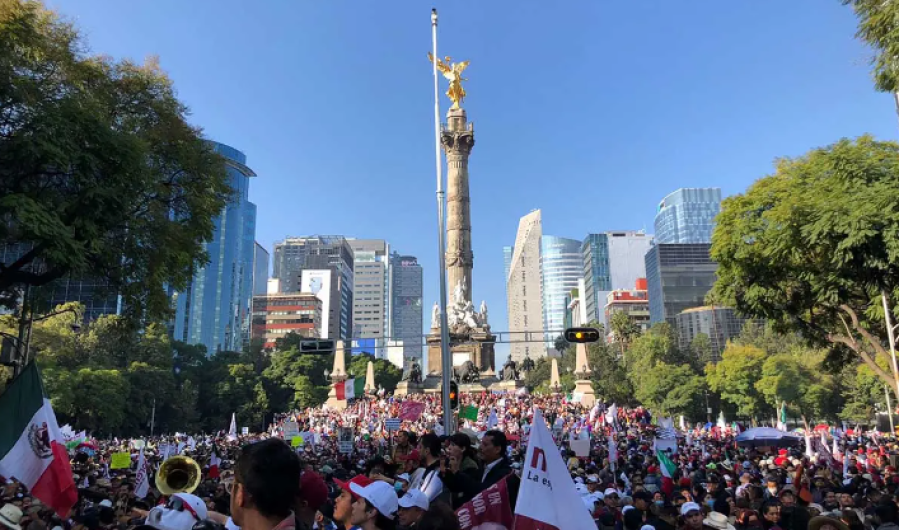 Se congregan miles en el Ángel de la Independencia para la marcha de AMLO 