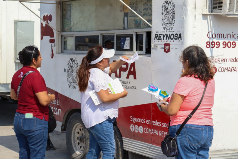 Acerca COMAPA servicios de la unidad móvil a la colonia Las Fuentes Coloniales